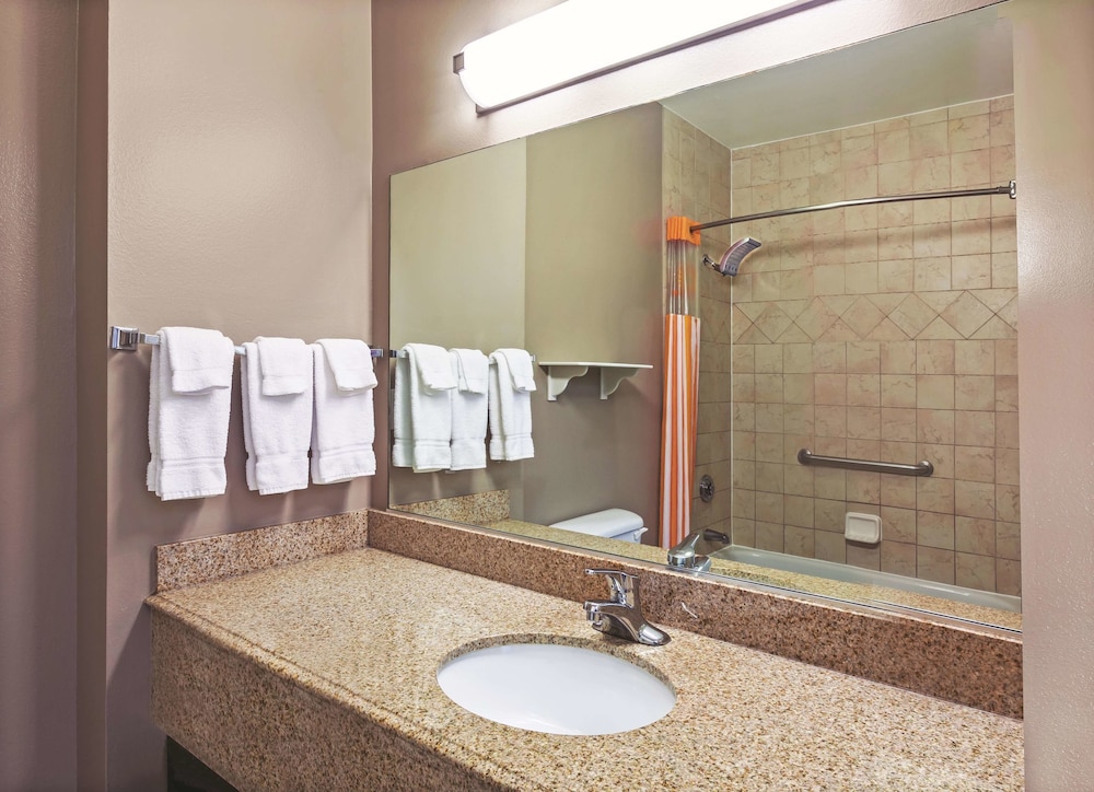 Imagen de la habitación del Hotel La Quinta Inn and Suites By Wyndham Granbury. Foto 4