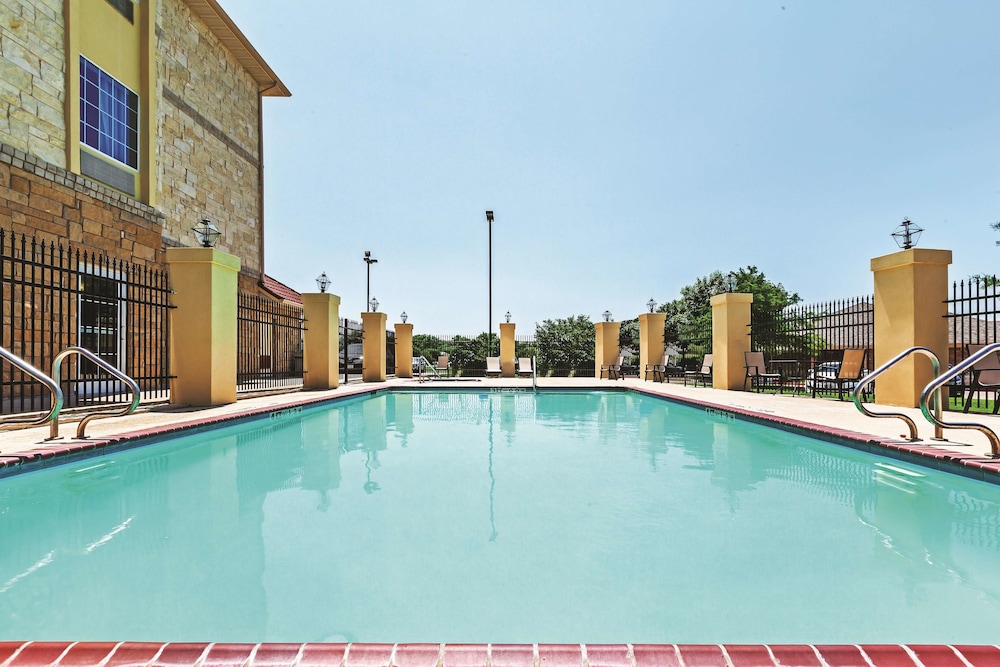 Imagen de la piscina del Hotel La Quinta Inn and Suites By Wyndham Granbury. Foto 19