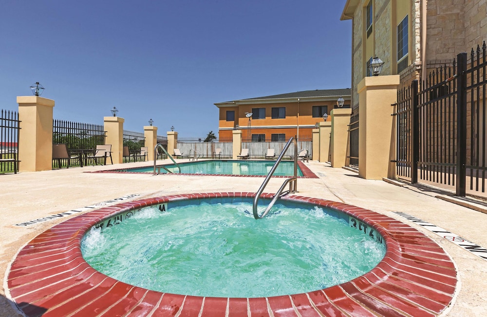 Imagen de la piscina del Hotel La Quinta Inn and Suites By Wyndham Granbury. Foto 20