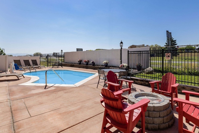 Imagen de la piscina del Hotel La Quinta Inn and Suites By Wyndham Helena. Foto 19