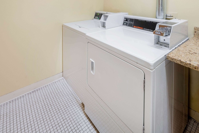 Imagen de los interiores del Hotel La Quinta Inn and Suites By Wyndham Helena. Foto 17