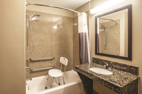 Imagen de la habitación del Hotel La Quinta Inn and Suites By Wyndham Hillsboro. Foto 10