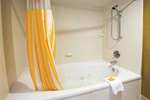 Imagen de la habitación del Hotel La Quinta Inn and Suites By Wyndham Hot Springs. Foto 9