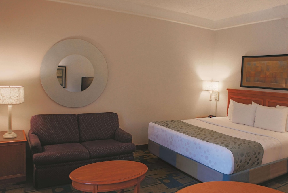 Imagen de la habitación del Hotel La Quinta Inn and Suites By Wyndham Houston Bush Iah South. Foto 8