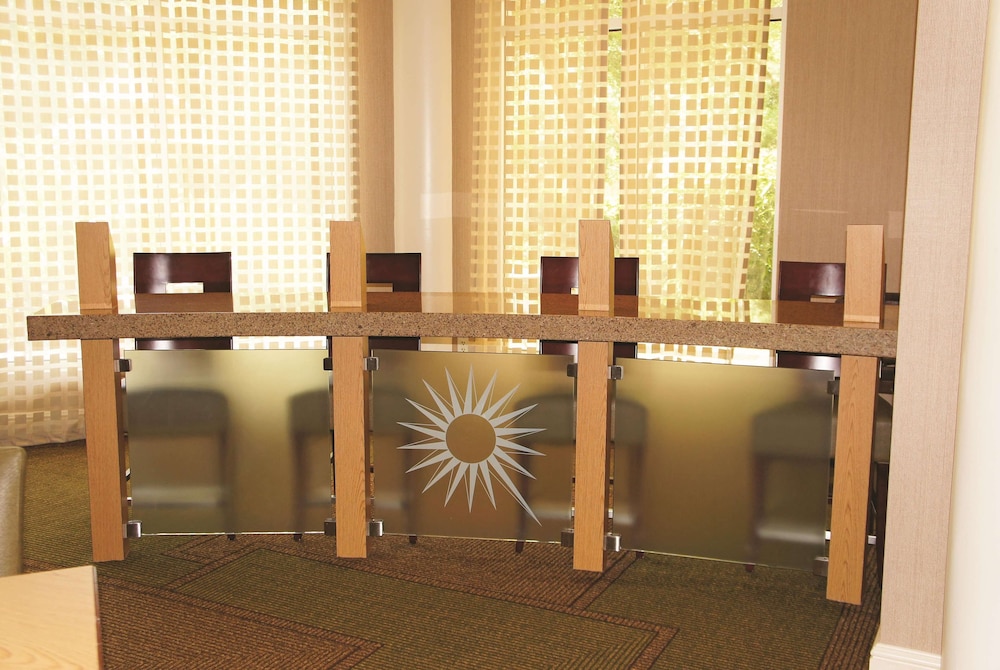 Imagen de los interiores del Hotel La Quinta Inn and Suites By Wyndham Houston Bush Iah South. Foto 16