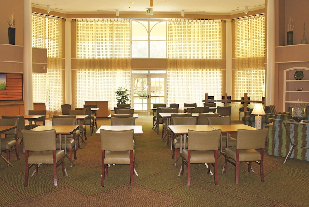 Imagen de los interiores del Hotel La Quinta Inn and Suites By Wyndham Houston Bush Iah South. Foto 17