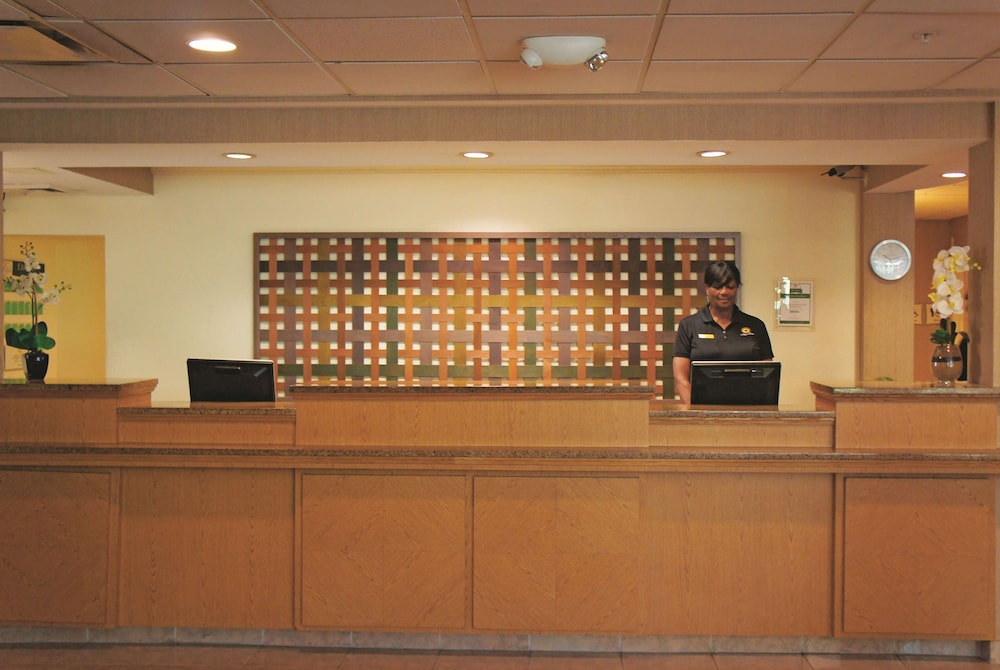 Imagen de los interiores del Hotel La Quinta Inn and Suites By Wyndham Houston Bush Iah South. Foto 20