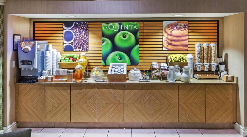 Imagen del bar/restaurante del Hotel La Quinta Inn and Suites By Wyndham Houston Galleria Area. Foto 4