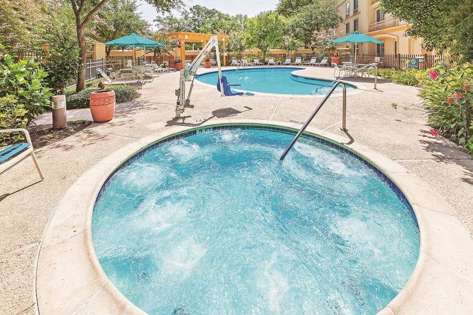 Imagen de la piscina del Hotel La Quinta Inn and Suites By Wyndham Houston Galleria Area. Foto 18