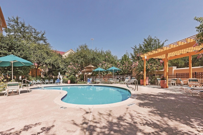 Imagen de la piscina del Hotel La Quinta Inn and Suites By Wyndham Houston Galleria Area. Foto 19