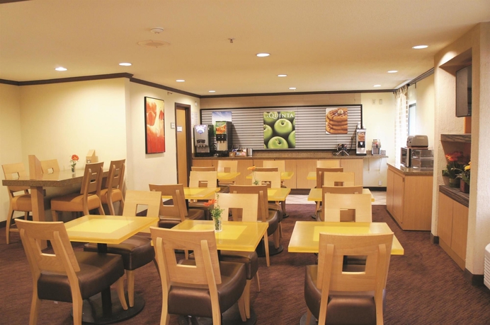 Imagen del bar/restaurante del Hotel La Quinta Inn and Suites By Wyndham Houston Southwest. Foto 2