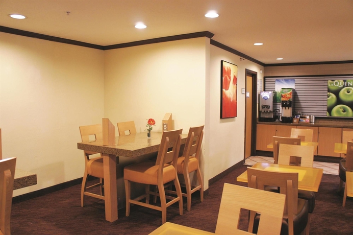 Imagen del bar/restaurante del Hotel La Quinta Inn and Suites By Wyndham Houston Southwest. Foto 4
