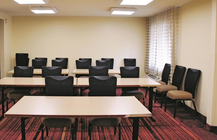 Imagen de los interiores del Hotel La Quinta Inn and Suites By Wyndham Houston Southwest. Foto 15