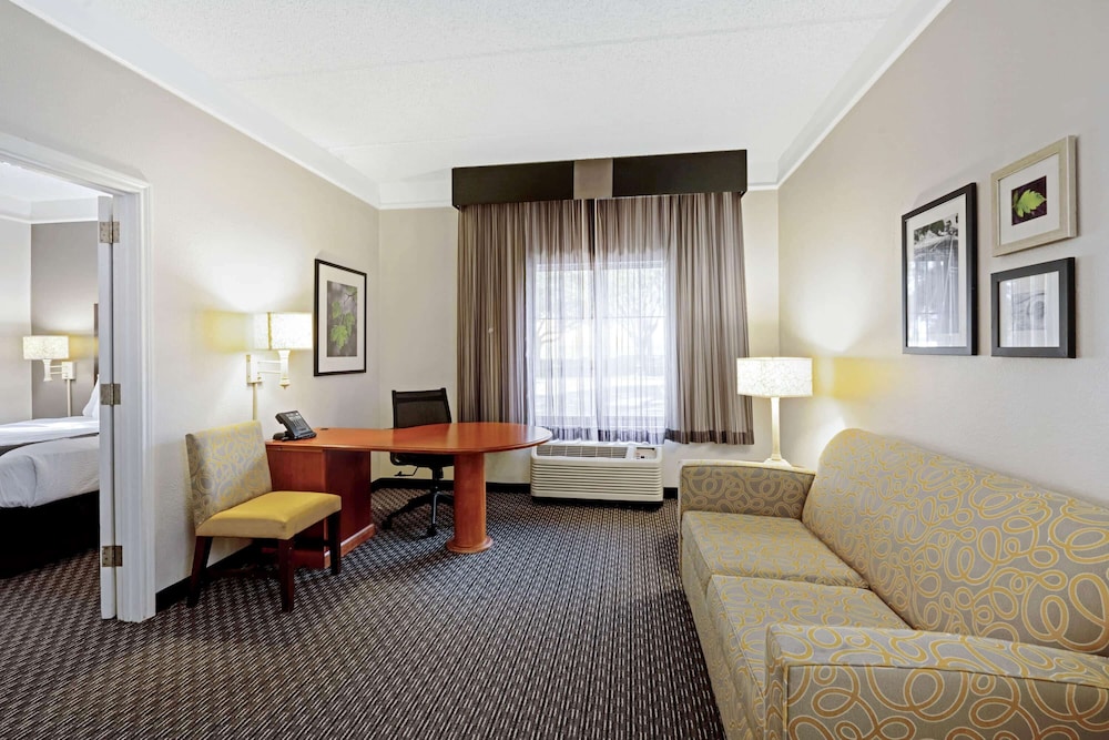 Imagen de la habitación del Hotel La Quinta Inn and Suites By Wyndham Houston West Park 10. Foto 14
