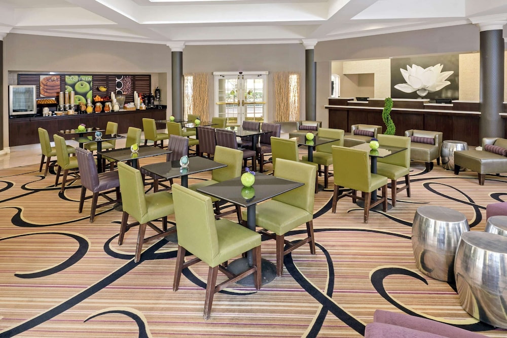 Imagen del bar/restaurante del Hotel La Quinta Inn and Suites By Wyndham Houston West Park 10. Foto 2