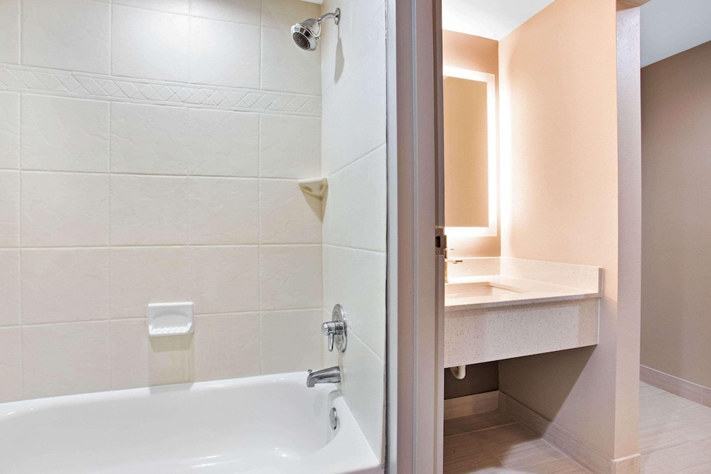 Imagen de la habitación del Hotel La Quinta Inn and Suites By Wyndham Indianapolis Downtown. Foto 11