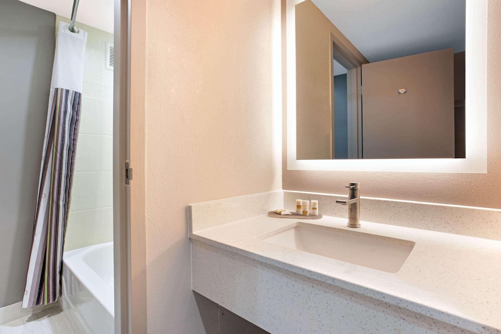 Imagen de la habitación del Hotel La Quinta Inn and Suites By Wyndham Indianapolis Downtown. Foto 12