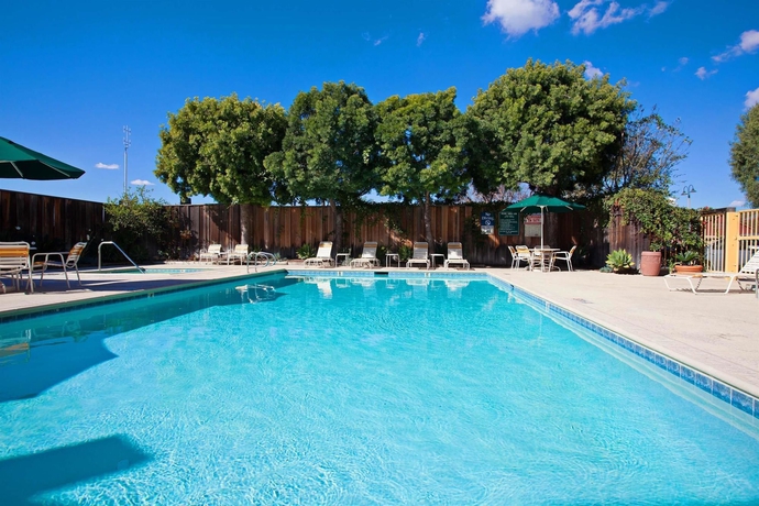 Imagen de la piscina del Hotel La Quinta Inn and Suites By Wyndham Irvine Spectrum. Foto 16