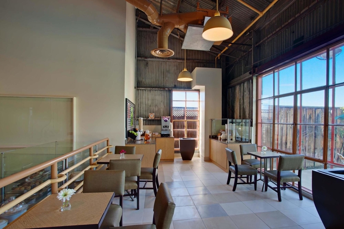 Imagen del bar/restaurante del Hotel La Quinta Inn and Suites By Wyndham Irvine Spectrum. Foto 6