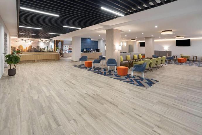 Imagen de los interiores del Hotel La Quinta Inn and Suites By Wyndham Jamaica Nyc/Jfk Airtrain. Foto 9