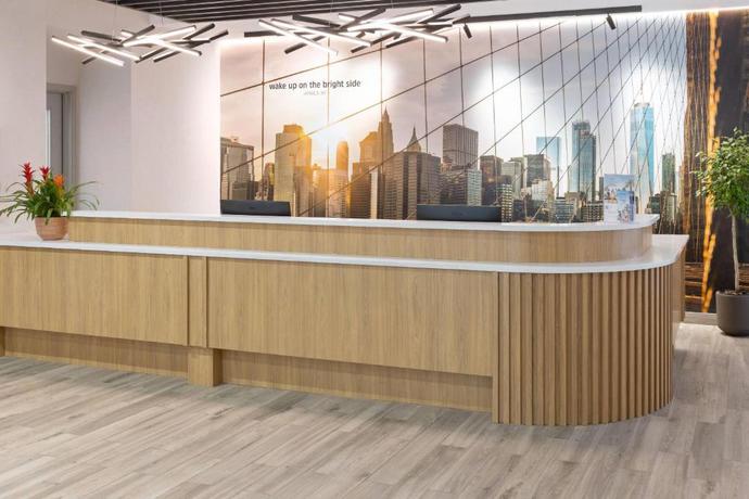 Imagen de los interiores del Hotel La Quinta Inn and Suites By Wyndham Jamaica Nyc/Jfk Airtrain. Foto 11