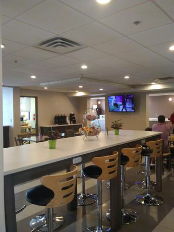 Imagen del bar/restaurante del Hotel La Quinta Inn and Suites By Wyndham Jamestown. Foto 2