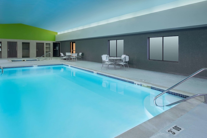 Imagen de la piscina del Hotel La Quinta Inn and Suites By Wyndham Kearney. Foto 18