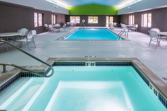 Imagen de la piscina del Hotel La Quinta Inn and Suites By Wyndham Kearney. Foto 19