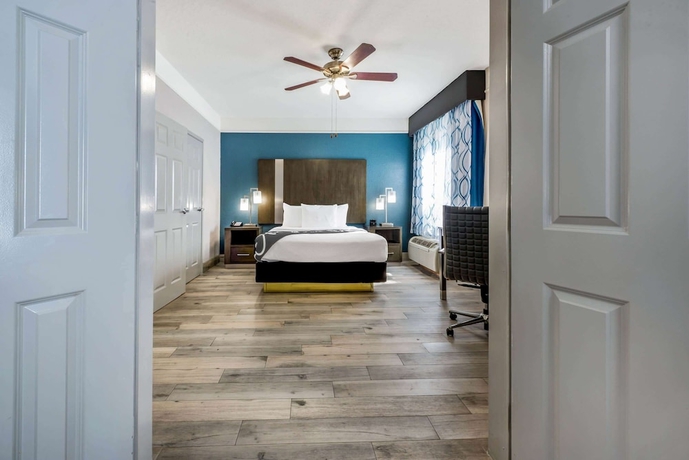 Imagen de la habitación del Hotel La Quinta Inn and Suites By Wyndham Kingwood Houston Iah Airpt. Foto 5