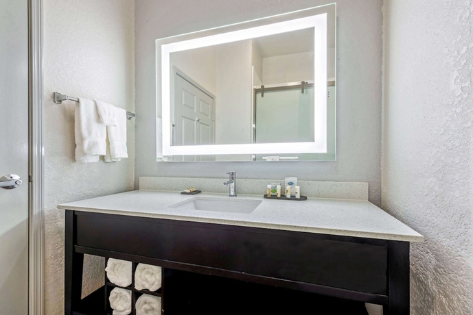 Imagen de la habitación del Hotel La Quinta Inn and Suites By Wyndham Kingwood Houston Iah Airpt. Foto 11