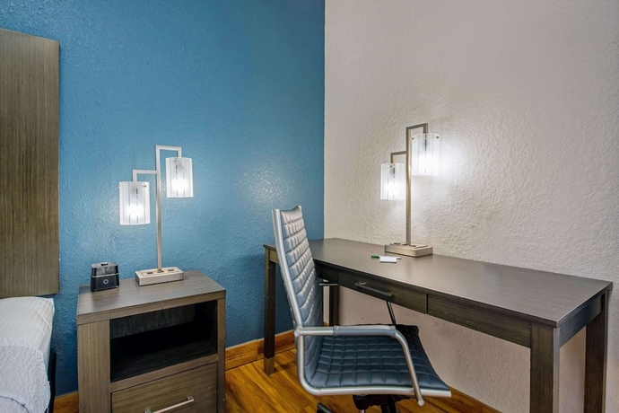 Imagen de la habitación del Hotel La Quinta Inn and Suites By Wyndham Kingwood Houston Iah Airpt. Foto 12