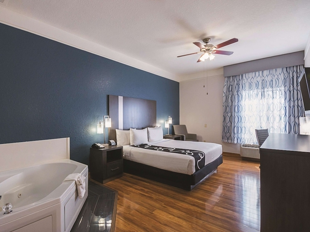 Imagen de la habitación del Hotel La Quinta Inn and Suites By Wyndham Kingwood Houston Iah Airpt. Foto 15