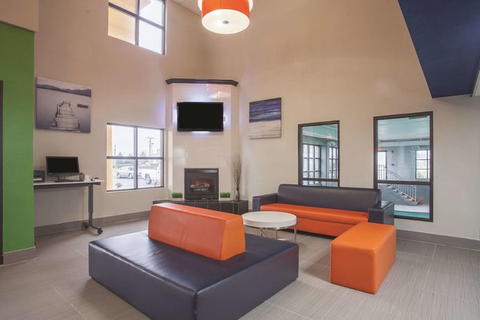 Imagen de los interiores del Hotel La Quinta Inn and Suites By Wyndham Knoxville East. Foto 9