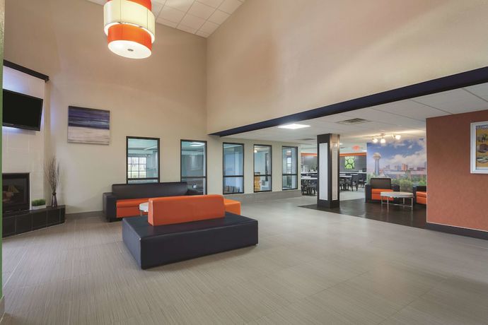 Imagen de los interiores del Hotel La Quinta Inn and Suites By Wyndham Knoxville East. Foto 10