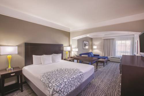 Imagen de la habitación del Hotel La Quinta Inn and Suites By Wyndham Lake Charles Casino Area. Foto 3