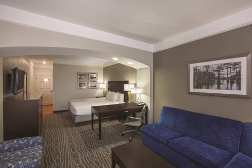 Imagen de la habitación del Hotel La Quinta Inn and Suites By Wyndham Lake Charles Casino Area. Foto 4