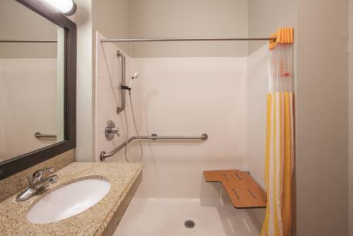 Imagen de la habitación del Hotel La Quinta Inn and Suites By Wyndham Lake Charles Casino Area. Foto 7