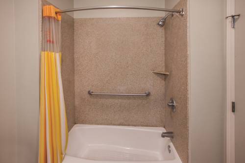 Imagen de la habitación del Hotel La Quinta Inn and Suites By Wyndham Lake Charles Casino Area. Foto 8
