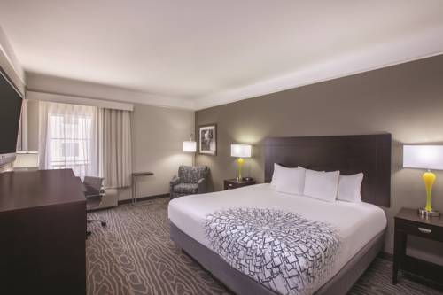 Imagen de la habitación del Hotel La Quinta Inn and Suites By Wyndham Lake Charles Casino Area. Foto 10