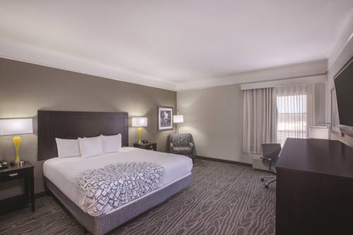Imagen de la habitación del Hotel La Quinta Inn and Suites By Wyndham Lake Charles Casino Area. Foto 11