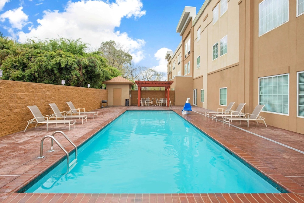 Imagen de la piscina del Hotel La Quinta Inn and Suites By Wyndham Lake Charles - Westlake. Foto 20