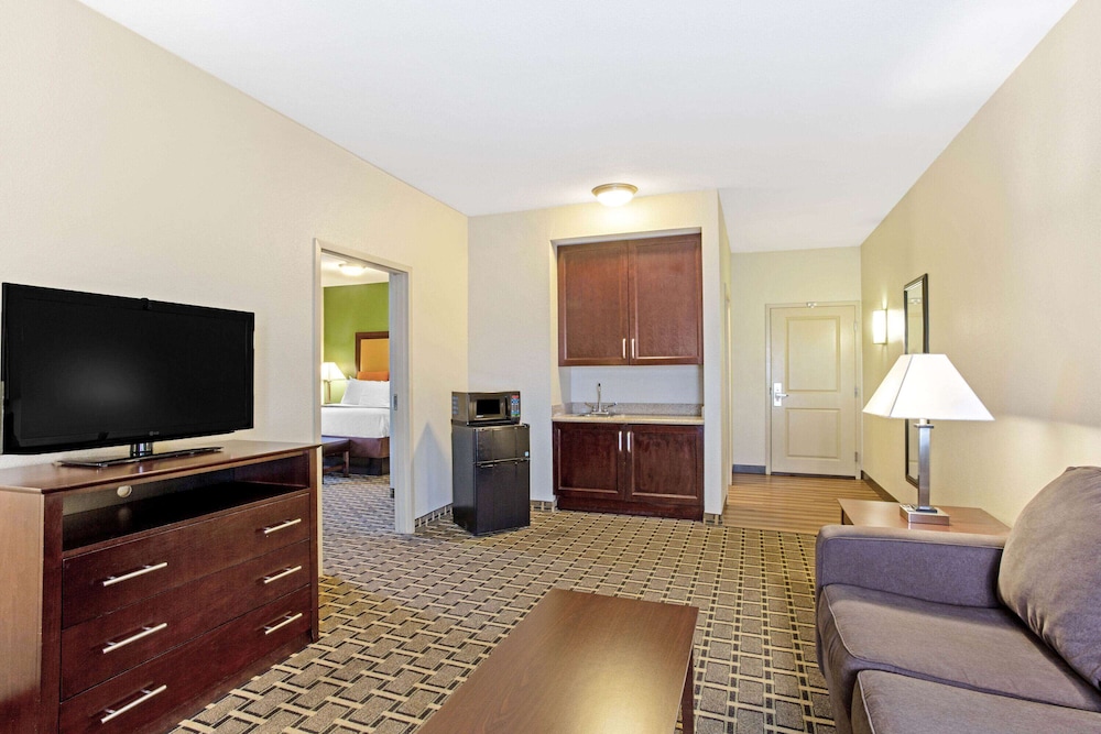 Imagen de la habitación del Hotel La Quinta Inn and Suites By Wyndham Lancaster. Foto 12