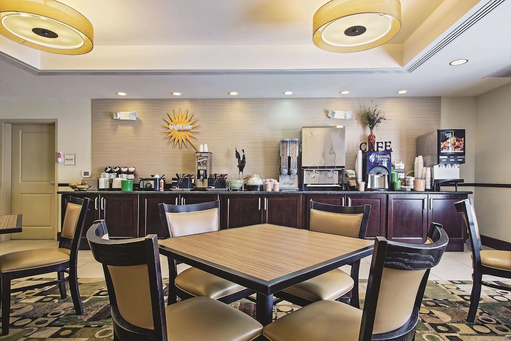 Imagen del bar/restaurante del Hotel La Quinta Inn and Suites By Wyndham Lancaster. Foto 2