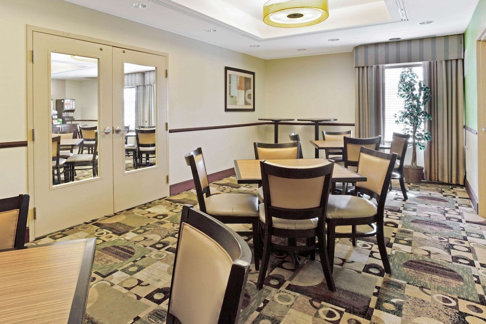 Imagen de los interiores del Hotel La Quinta Inn and Suites By Wyndham Lancaster. Foto 20