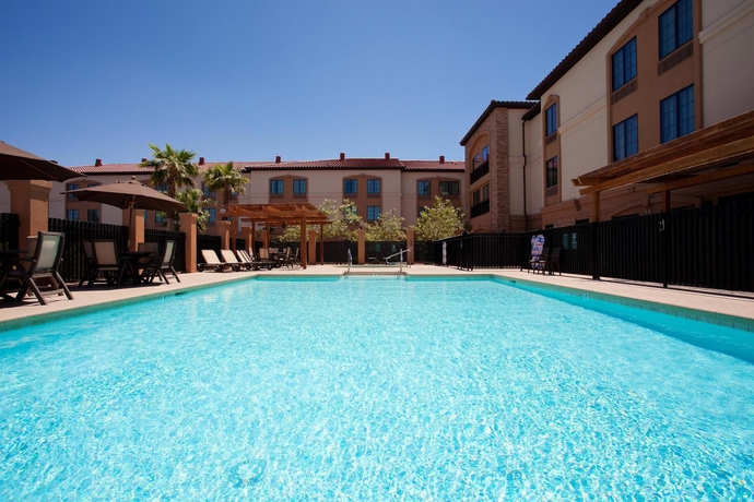 Imagen de la piscina del Hotel La Quinta Inn and Suites By Wyndham Las Vegas Airport South. Foto 15