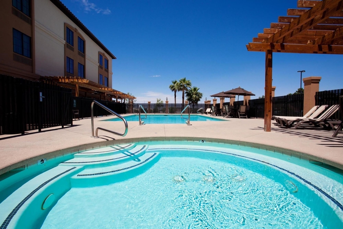 Imagen de la piscina del Hotel La Quinta Inn and Suites By Wyndham Las Vegas Airport South. Foto 16