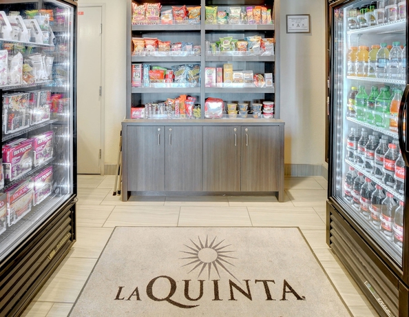 Imagen de los interiores del Hotel La Quinta Inn and Suites By Wyndham Las Vegas Nellis. Foto 17