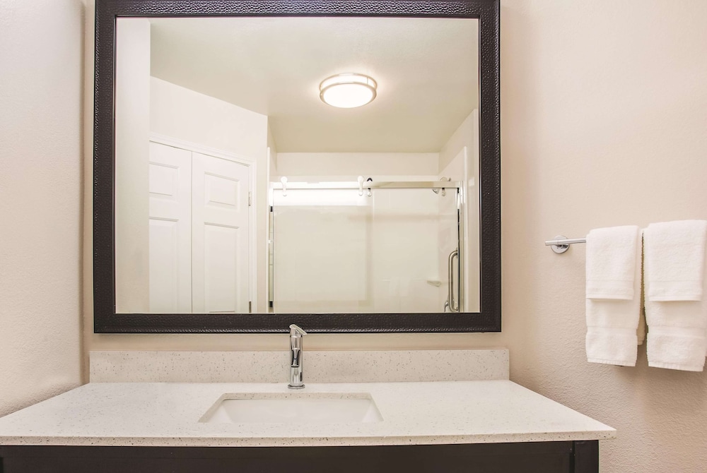 Imagen de la habitación del Hotel La Quinta Inn and Suites By Wyndham Las Vegas Summerlin Tech. Foto 17