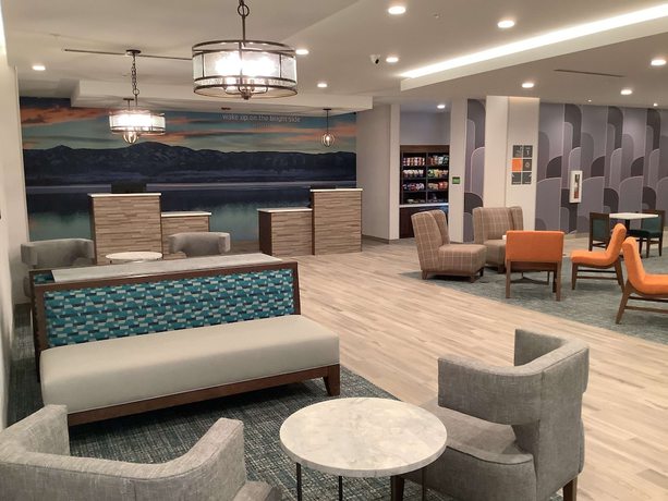 Imagen de los interiores del Hotel La Quinta Inn and Suites By Wyndham Littleton/red Rocks. Foto 10