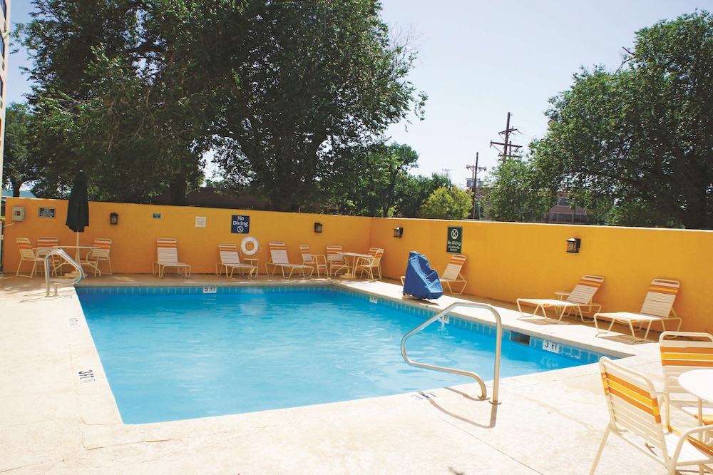 Imagen de la piscina del Hotel La Quinta Inn and Suites By Wyndham Lubbock West Medical Centr. Foto 20